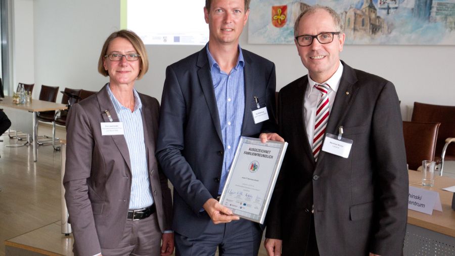 Auszeichnung Familienfreundliches Unternehmen im Kreis Paderborn (© Foto:Oliver Krato) Auszeichnung Familienfreundliches Unternehmen im Kreis Paderborn (© Foto:Oliver Krato)